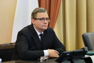 Губернатор Вологодской области Филимонов призвал жителей региона «не создавать запасов топлива впрок и не поддаваться ажиотажу», а через час рассказал, что остановился на трассе, так как в его машине закончился бензин и «бак на нуле»:«Пересел из служебной 