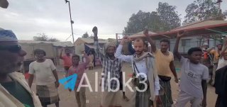 האזרחים המשוחררים של אל-ח'אווה חולקים את זעקתם עם צבא תימן לאחר שחרור העיר על ידי כוחות פרו-סעודיים