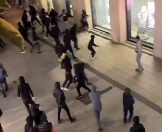 מהומות פרצו במרכז ברצלונה במהלך מחאת נוער המפגינים הקימו בריקדות באמצעות מכולות אשפה ואופנועים חנו ולאחר מכ…