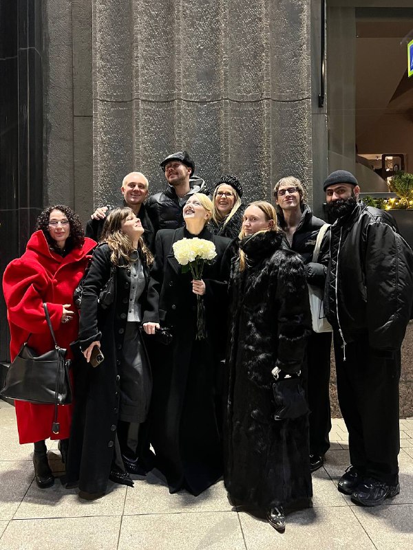 Очень тёплый день рождения Вики 🖤 Без большого шума — узким кругом, в Harvest: болтали, смеялись и внезапно забрейнштормили её празднование через год. Если что, план — бал для самых стильных людей страны, держим кулачки за спонсоров.Подарила Вике шпильку “Rosa” из своего ювелирного бренда Haitpin MT — она давно её хотела, просто тогда были короткие волосы. Сейчас они отросли, и момент случился идеальный.Финал — афтерпати в «Игле». Маленький бар, авторские коктейли и нереальная винтажная аудиосистема. Очень правильно закончили вечер, с хорошей музыкой и в уединении.Очень тёплый день рождения Вики 🖤 Без большого шума — узким кругом, в Harvest: болтали, смеялись и внезапно забрейнштормили её празднование через год. Если что, план — бал для самых стильных людей страны, держим кулачки за спонсоров.Подарила Вике шпильку “Rosa” из своего ювелирного бренда Haitpin MT — она давно её хотела, просто тогда были короткие волосы. Сейчас они отросли, и момент случился идеальный.Финал — афтерпати в «Игле». Маленький бар, авторские коктейли и нереальная винтажная аудиосистема. Очень правильно закончили вечер, с хорошей музыкой и в уединении.