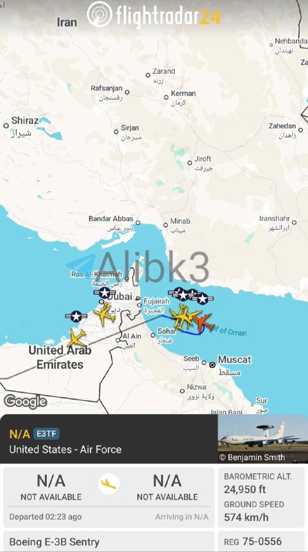המטוס האמריקני E-3G Airborne Early Warning and Control פעיל מעל מפרץ עומאן עם מספר מטוסי תדלוק.