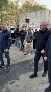 בקרמנצ'וק כיבו כוחות ההצלה שריפות שהתעוררו בעקבות תקיפה רוסית בבניין רב קומות