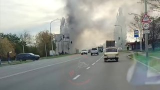 הסרטון מציג את התוצאות של כטב"מ סילוני מסוג מענק-4 שפגע בבניין חנות EuroSvet היום בשעה 09:25 בפבלוגרד, אזור…