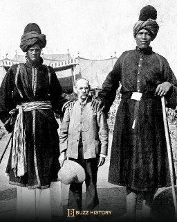 Giants of Kashmir with the traveler Professor Rickleton- India, 1903📚 Buzz History