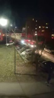 Неизвестный взял заложников и угрожает взорвать гранату в Первоуральске Свердловской области, пишут Shot и «База». Неадекват удерживает как минимум двух человек — ребёнка и женщину. По предварительной информации, он пьян или под наркотой.По данным «Базы», 