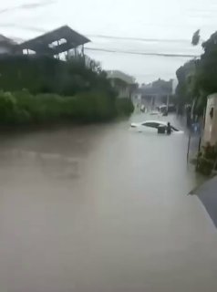 JUST IN - כלי רכב מרובים שקועים כשגשם כבד מציף את רוואלפינדי ואיסלמבאד, פקיסטן