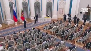 Целый ряд стран пытается отменить традиционные ценности, заявил Владимир Путин. По его словам, Россия готова оказывать поддержку тем людям, кто переезжает сюда для их сохранения. Президент в Кремле вручает ордена "Мать-героиня" и "Родительская слава" в Ден