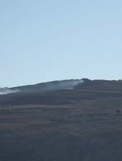🚨 סצינות המתעדות את שריפת גבעת עלי אל-טאהר כתוצאה מהפצצת ארטילריה לכיוון מישור מדינה בכפר רומן.