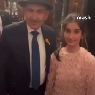 Нежданный диптолк настиг армянского премьера Никола Пашиняна в одной из московских гостиниц. Сначала у звёздного барабанщика попросили фото, потом — дали порцию критики за Карабах и раскол церкви.❗ Не грузятся фото и видео? Читайте нас в MAX.