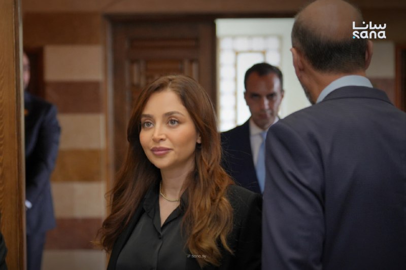 חלק מהנוכחות של נשים חברות אספת העם במטה האספה כדי להשתתף במושב הראשון.
