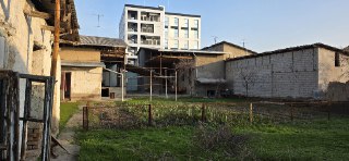 Sergili kia salon orqasida hovli sotiladi