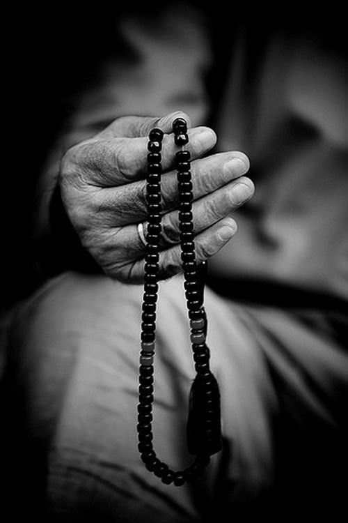 استغفار: ابوهريره رضى الله عنه مى‌گويد:رسول الله ﷺ فرمودند:هرکس که ظلمی به برادرش نموده باشد، خواه به آبروی او لطمه زده و یا حق د