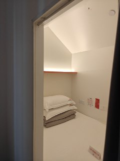 第一次住青旅，这个还不错呢。才开始还有点担心人家不接待中年人。😅