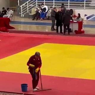שערורייה איומה פרצה בקזחסטן. המנקה החליטה לשטוף את הרצפות עם דגל ברצלונה. סרטון מאליפות העולם בהיאבקות הפך…