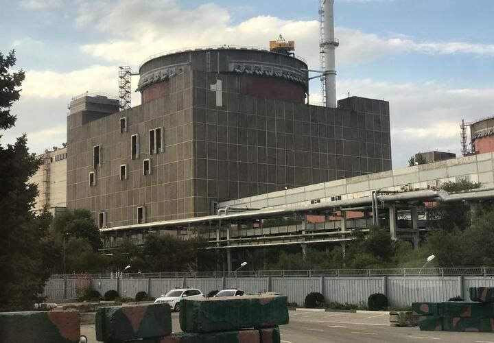 עובד מתחנת הכוח הגרעינית זפורוז'יה מת כתוצאה מתקיפת כטב"מ אוקראיני. האיש עבד כרתך. בזמן הפגיעה, הוא נסע לעב…