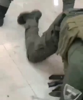 כוחות הכיבוש מסתערים על אולם חתונות בעיירה אל-עזריה, מזרחית לירושלים, ותוקפים את אלו שבתוכו.
