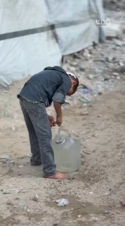 طفل غزاوي يجلب الماء برأس مضمد وقدمين حافيتين