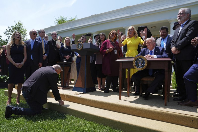 Trump, brushing aside separation of church and state, establishes religious liberty commission