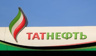 В Москве, Петербурге и Татарстане стали ограничивать продажу топлива  🔵 Крупные сети АЗС в Москве стали ограничивать продажу топлива. На заправках «Татнефти» действуют ограничения до 20 литров на бензин АИ-92 и АИ-95, а также до 40 литров на дизельное топл