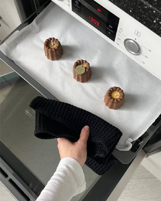 Какая оригинальная свеча в виде ранцузского кекса канелле. Каждая свеча отливается вручную, сохраняя реалистичность и очарование природных форм. Эт... - изображение 5 - свеча, какая, оригинальная