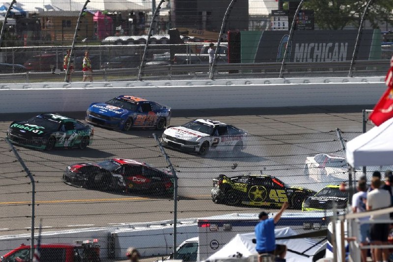 Гонка или массовый разбор полётов? По данным иностранных СМИ, этап NASCAR Cup в Мичигане сегодня пре 4