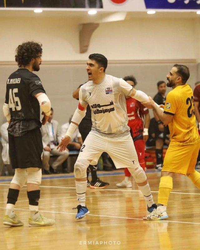 F U T 5 N E W S . I R: 🎥لحظاتی از درگیری در دربی هرمزگان 🆔 @fut5news📸تصاویری از درگیری های دربی هرمزگان بین پالایش نفت بندرعباس و فولاد هرمزگان