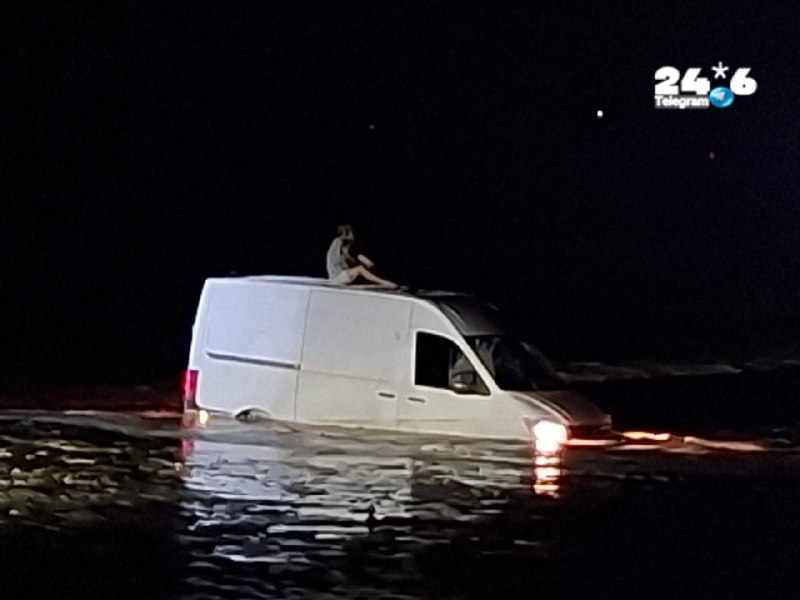 🇮🇱 נחל צין , הרכב שטרם חולץ מהנחל כאשר הנהג על הגג הטרנזיט ממתין לחילוץ. 2 הרכבים האחרים חולצו ע"י יחידת…