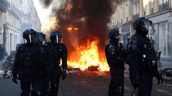 The French Prime Minister called for a ban on movement in cities