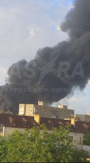 В Таганроге во время атаки беспилотников возник пожар в морском порту, в Азове произошло возгорание на двух объектах хранения нефтепродуктов, пострадавших нет, сообщил губернатор.По его словам, в Ростовской области сбито более 30 беспилотников, в Таганроге