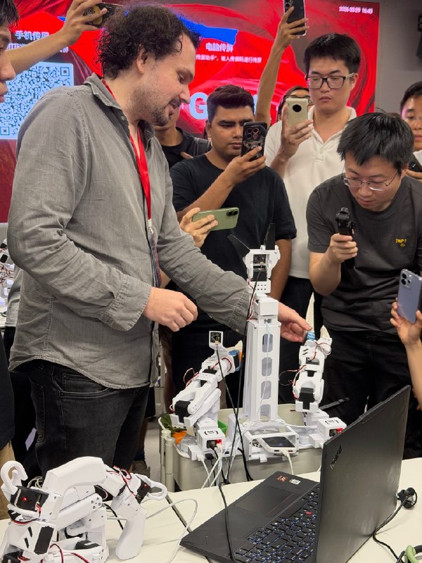 今天机器人黑客松的冠军🏆是Xbotics团队的HomeClaw钳伴队长是来自杭州的开发者陈老师冠军奖品是RWKV赞助的3D打印机今天机器人黑客松的冠军🏆是Xbotics团队的HomeClaw钳伴队长是来自杭州的开发者陈老师冠军奖品是RWKV赞助的3D打印机