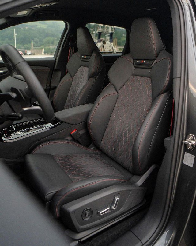 2025 Audi SQ6 e-tron quattro 8