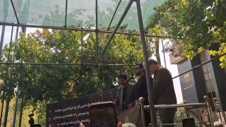 🎥 Ehsan Khojahamiri במהלך הטקס של אביו (Iraj): הוא לימד אותנו איך לאהוב