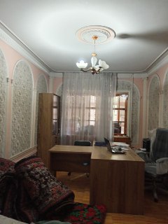Продаётся  своя 3 комнатная переделенная на 4. квартира