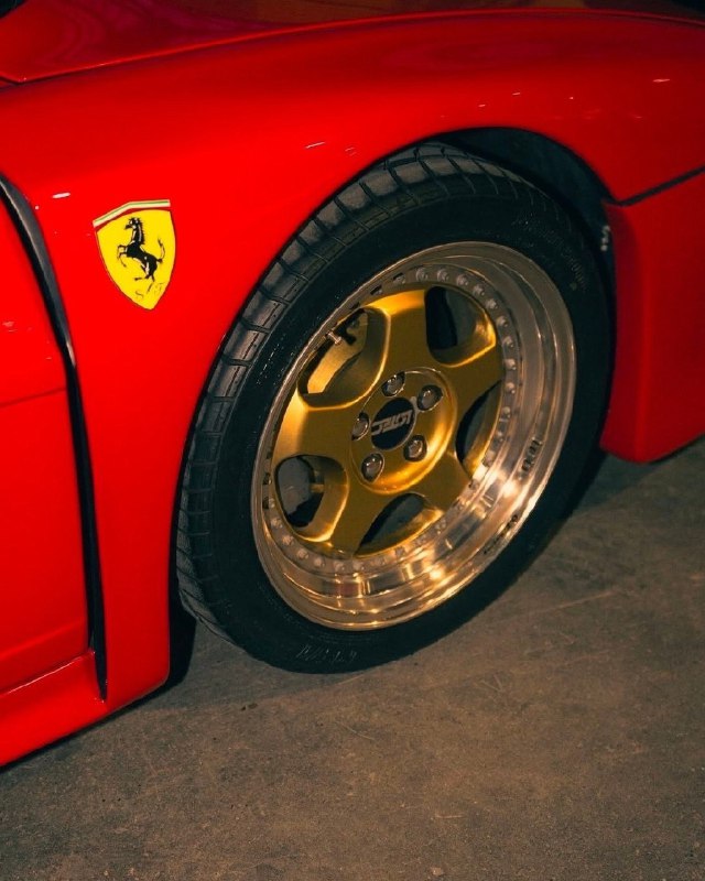 Lotec TT1000 был построен на базе Ferrari Testarossa с применением оригинальных углепластиковых кузо 7