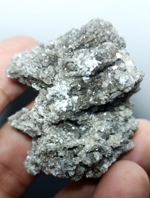 گالری سنگها و کانیهای راد: C2527راف فوقالعاده زیبای کلسیت اسموکی بهمراه لایه مخملی از هماتیت و منگنز قهوه ای، نمونه ای بسیار خاص که متاسفانه عکس و