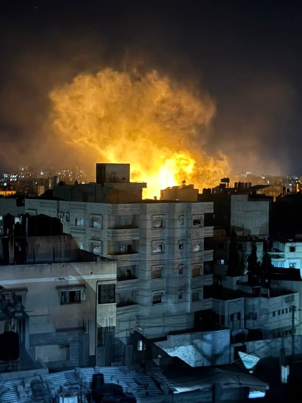 פצצות תאורה נופלות ישירות על בתי אזרחים בשכונת אלדראג' (אזור אל-סידרה, מזרחית לעיר עזה).
