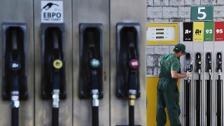 В России разрешили...Как пишут СМИ, в России разрешили выпуск бензина и дизтоплива по стандартам «Евро-3» — с повышенным содержанием серы. Это может смягчить дефицит топлива, но несёт риски для автовладельцев.Сообщается, что соответствующее постановление п