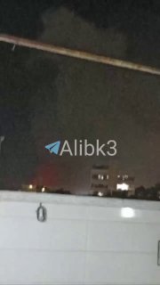 תמרות עשן עולות באחוז האיראנית.