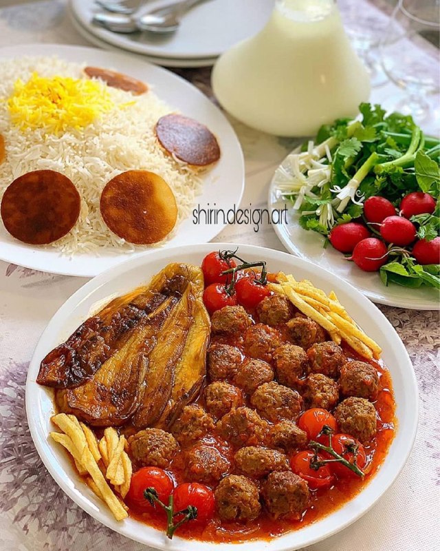🌸 فن مهمانى 🌸: #قلقلی_با_سس_گوجه_فرنگی 🧆 😋🔸300 گرم گوشت چرخ کرده رو با دو عدد پیاز متوسط ریز رنده شده که آبشو گرفتیم ونمک و زردچوبه وفل