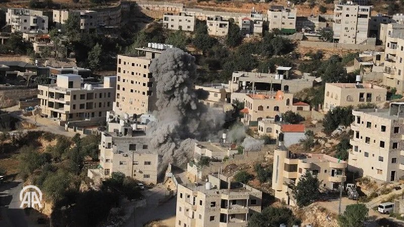 צה"ל מפוצץ את בתיהם של שני פלסטינים בעיר חברון, דרומית לגדה המערבית שני הבתים שייכים לפלסטינים חמודה אל-ג'ע…
