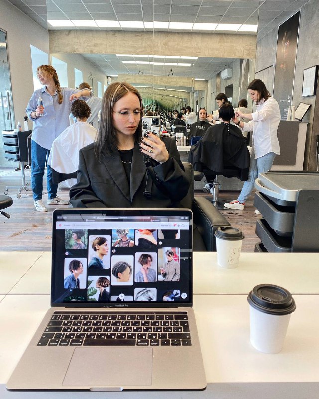 СТРИЖКИБольшинство мастеров сказали, что у них не бывает запроса на стрижку БОБ. Я все не могу понять почему, ведь эта стрижка жесть какая крутая и может быть разной. Это та самая стрижка «хочу коротко, но длинно», это почти каждый кей поп исполнитель, которые захватили мир волной стиля. Так может клиент не вкусе, что стрижка, которую он хочет называется «БОБ», а мастера не предлагают из-за  того, что не видят желания от клиента. Бесконечный круг. Я сделала небольшую подборку «как выглядит БОБ, а вы может быть не в курсе».