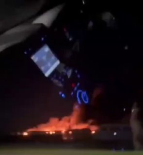 ‼ חרקוב. מרכז הקניות מרכז מוקד עולה באש לאחר שביתת הגרניום מיקום גיאוגרפי: 49.908605,36.275683 מרכז קניות ז…