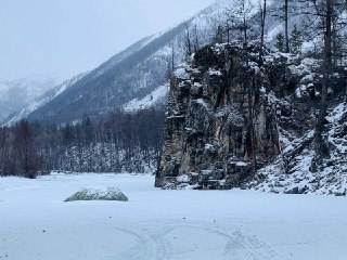 Шесть человек оказались под завалами после схода лавины на руднике "Ирокинда" в Бурятии. Трое работников горнодобывающей компании смогли выбраться самостоятельно.❗ Не грузятся фото и видео? Читайте нас в MAX.