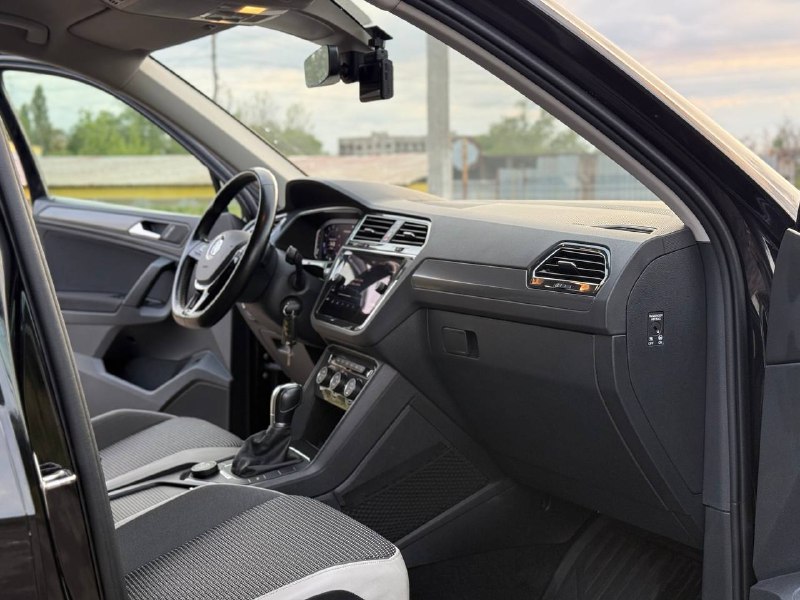 В продаже volkswagen tiguan(2020
Года)
‼️Возможна продажа в кредит‼️или обмен в обе стороны

✅Полностью в родном окрасе
✅Автомобиль в броне пленке
✅Мотор 2.0 (180 л. С)
✅Самый надежный автомат( не вариатор)
✅Максимальная комплектация(комплектация offroad)
✅Машина
Эксплуатировалась по трассе
✅По технике без вопросов. Двигатель работает ровно, коробка переключает мягко, ошибок нет.
Личный авто. Вложений не тpебует.
Полное tо в мае 2026г.
✅ Много ассистентов и дополнительных опций, саrрlаy и аndrоidаutо, топовая адаптивная оптика с вырезанием автомобилей.
✅ Зимний пакет: обогрев лобового стекла, руля, сидений, трехзонный климат контроль, обогрев зеркал, форсунок омывателя, заднего стекла.
✅ Все зоны риска (капот, бампер, фары, крылья, стойки) защищены премиальной полиуретановой бронепленкой llumаr.
✅Реальный пробег.
✅Только дилерское обслуживание масло только оригинал, каждые 5 тысяч км, масло в коробке поменяно.
✅ Без окрасов, лакокрасочное покрытие в идеальном состоянии, без царапин и сколов.
✅Без залогов, без кредитов и ограничений, без штрафов, полностью юридически чистый автомобиль.

Цена 2.595.000 торг на месте
Рассматриваю обмен в обе стороны

Номер телефона +7 949 382 2120( есть
Telegram) - фотография - 7