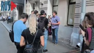 Москвичи пришли к зданию приемной правительства города. Они требуют защитить природные территории и культурные объектыДесятки москвичей собрались у здания приемной правительства Москвы на Тверской улице, чтобы подать обращения мэру и руководителям профильн