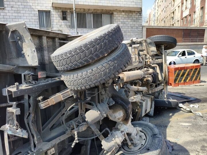 תאונת שרשראות של 12 מכוניות בכביש ידגר אימאם בטהרן / 5 בני אדם נפצעו