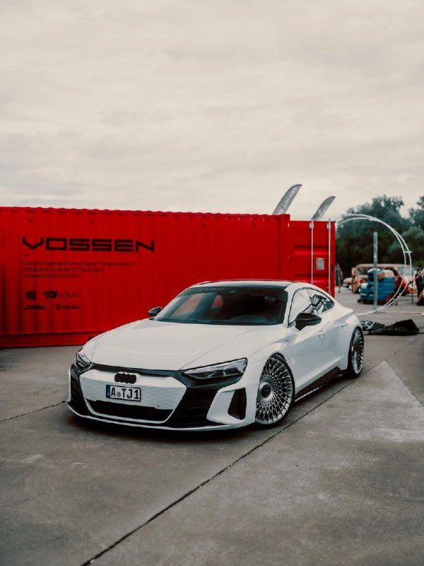 Audi E-Tron GT на дисках Vossen S21-11T с матовым глянцевым прозрачным покрытием.