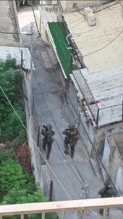 דחוף: צבא הכיבוש עוצר את שני האחים, עודאי ומוחמד אבו אל-לבן, משכונת כרום אשור בעיר שכם.