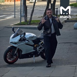 За рулем мотоцикла, врезавшегося в Аурус Слуцкого, был известный российский шеф и бармен Дмитрий Симончук.Мотоцикл Дмитрия, на котором он попал в ДТП, — это Ducati 959 Panigale, премиальный итальянец класса "суперспорт". От госпитализации 32-летний мужчина
