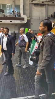 קבלת פנים חגיגית לאמו של ההרוג עבד אל באסט סארוט מהאוהדים והנהלת מועדון אל-אהלי חאלב לפני משחקו עם משטרת חא…